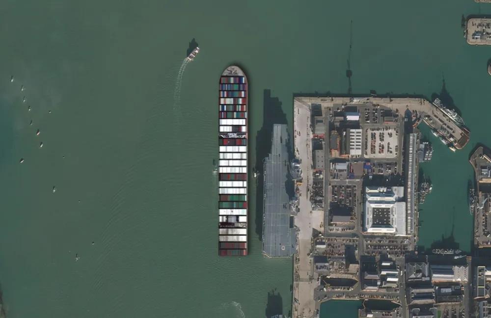 堵住苏伊士运河的货轮多大？和美俄英三国航母摆在一起比一比