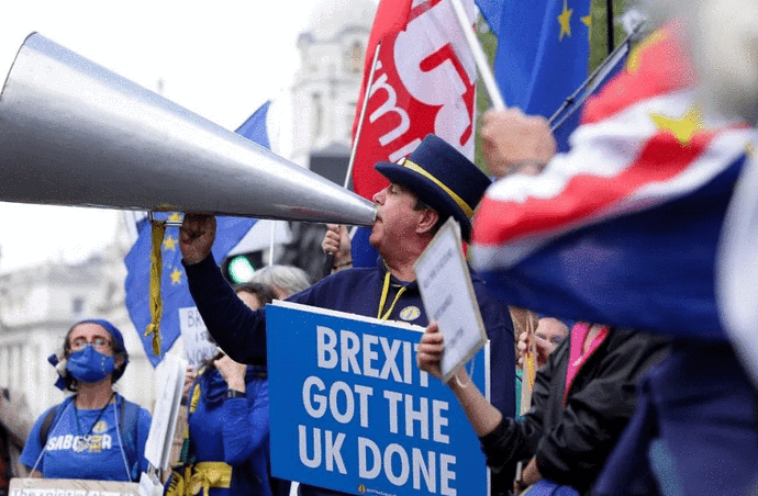 放弃了!英国政府将宣布民众“与新冠共存”,解除掉所有防疫措施